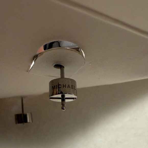 Michael Kors NIB Engraved Heart Earrings in Stainless Steel - Picture 11 of 12